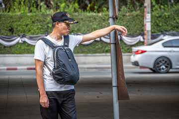 _79A4077-lumphini-man-waiting.jpg