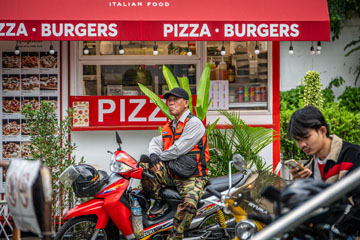 _79A4090-pizza-burgers-moped-man.jpg