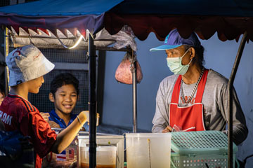 _79A4214-man-at-booth-boys.jpg