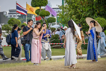 _79A4548-wat-arun-tourists-taking-photos.jpg