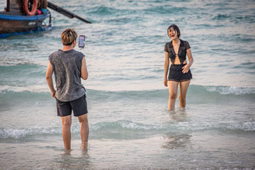 _79A4867-koh-larn-tourists-taking-photos.jpg