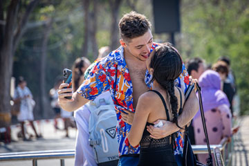 _79A4973-koh-larn-young-couple-taking-selfie.jpg