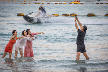 _79A5024-koh-larn-tourists-taking-photos.jpg