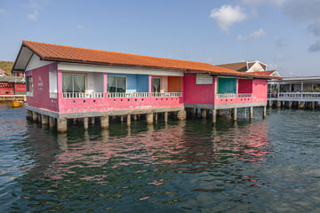 _79A5064-koh-larn-house-on-water.jpg