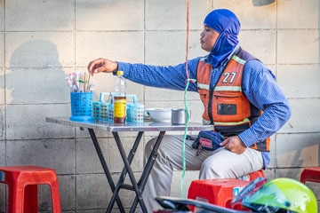 _79A5218-worker-man-eating.jpg