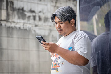 _79A5350-dude-on-his-phone.jpg