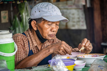 _79A5362-khlong-toei-old-dude-eating.jpg