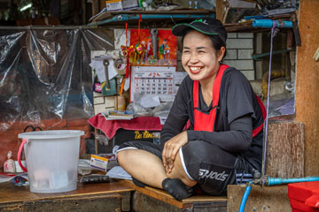 _79A5445-khlong-toei-woman-smiling.jpg